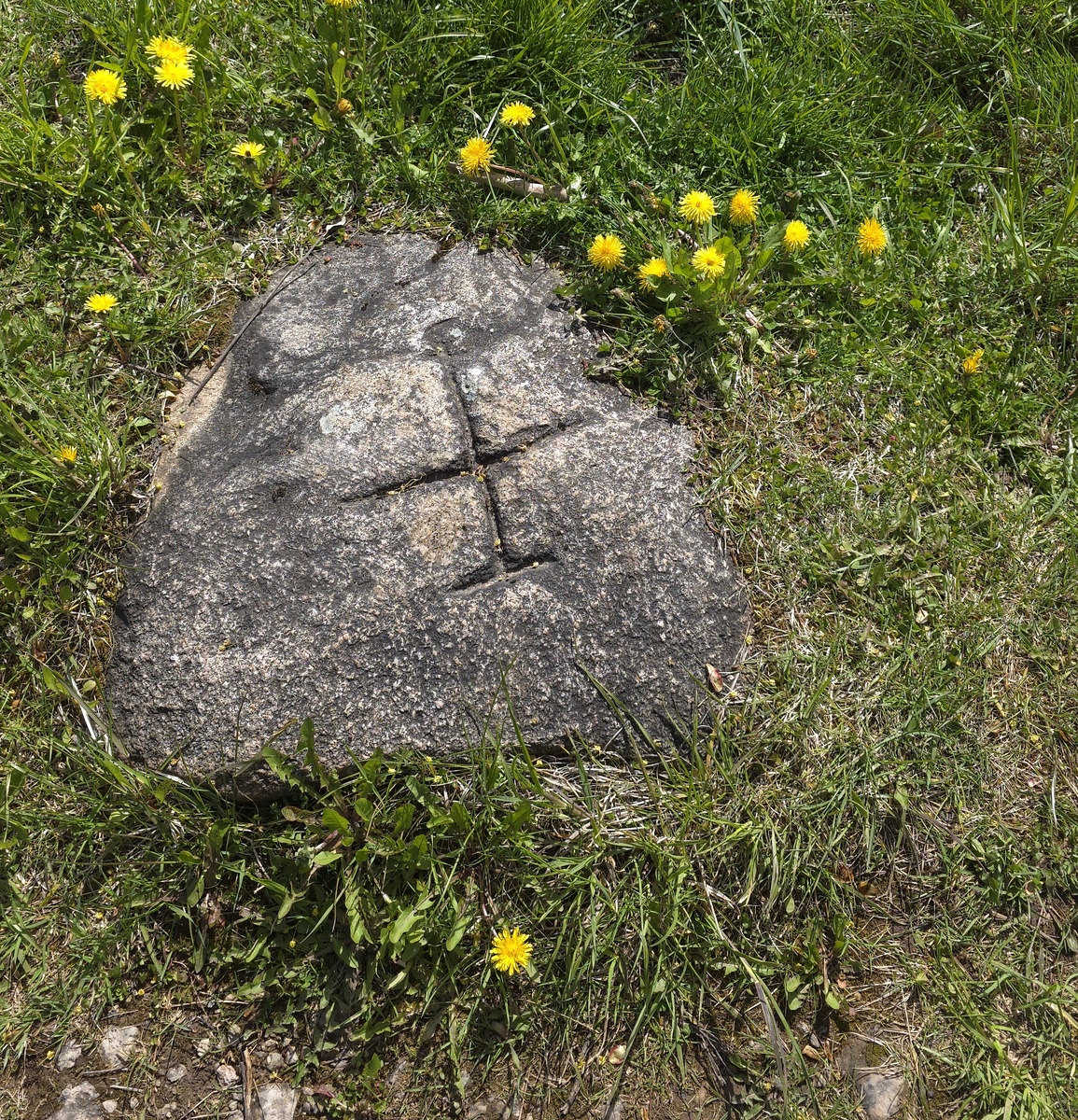 Постарайтесь отыскать этот волшебный камень, который, по местным преданиям, дарит силу и отвагу, если на нем постоять. Ищите по дороге на Словенские ключи