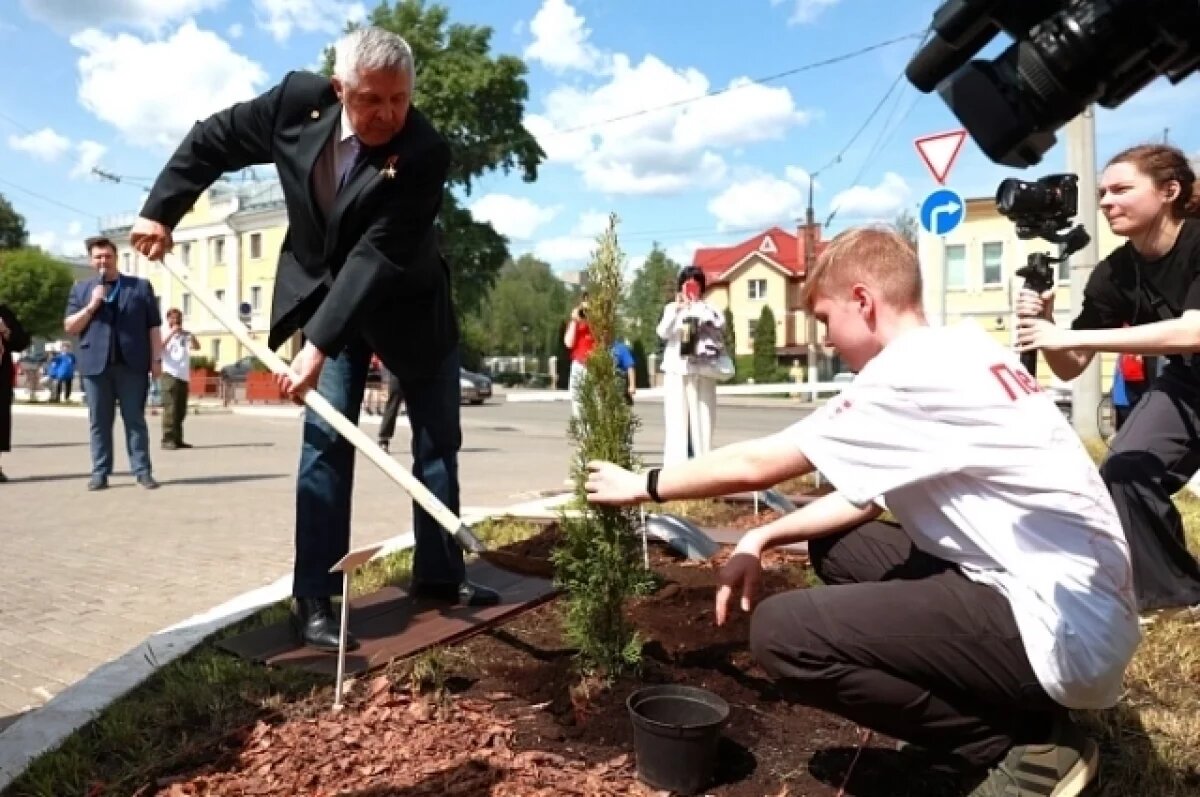    Право начать церемонию закладки космической аллеи предоставили дважды герою СССР Виктору Савиных.
