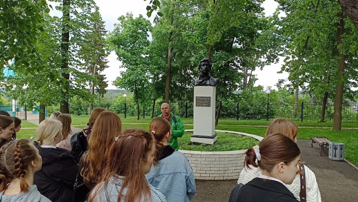Антон Лукин проводит экскурсию «Слободской: с литературой в сердце», сзади — памятник Пушкину, 2 июня 2025 года. 