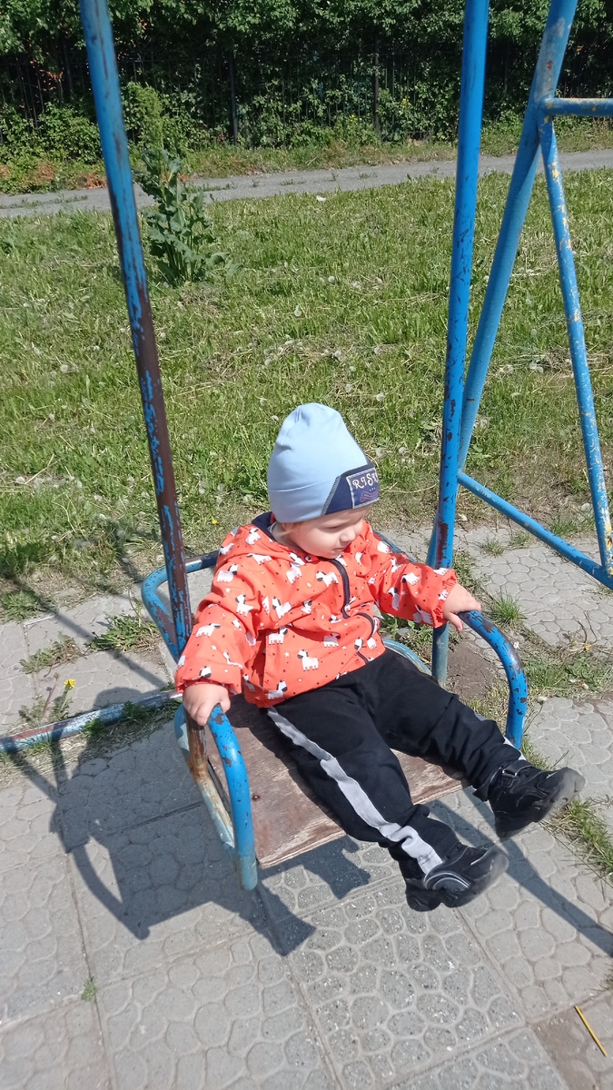 Любит качаться на качели