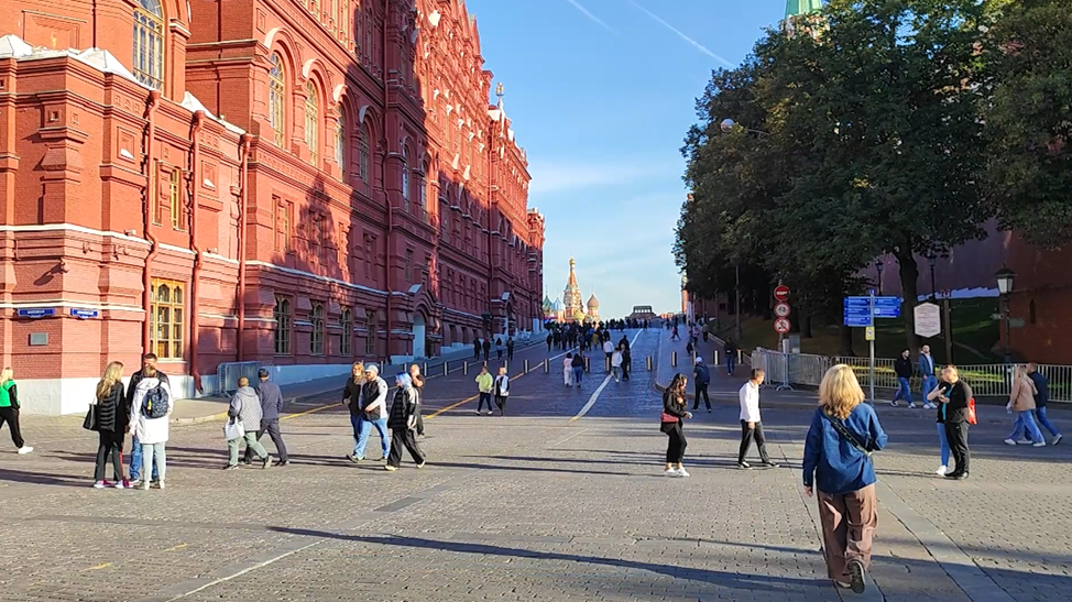 Когда я гуляла приблизительно в это же время в 2024-м, никаких очередей не наблюдалось. Сейчас народ заполняет весь вот этот переулок, очередь тянется в Александровский сад.