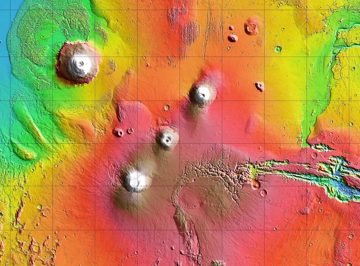 Arsia Mons показан в центре топографической карты Марса. Olympus Mons, крупнейший вулкан солнечной системы, находится вверху слева.    
 Источник: NASA / JPL-Caltech  📷

