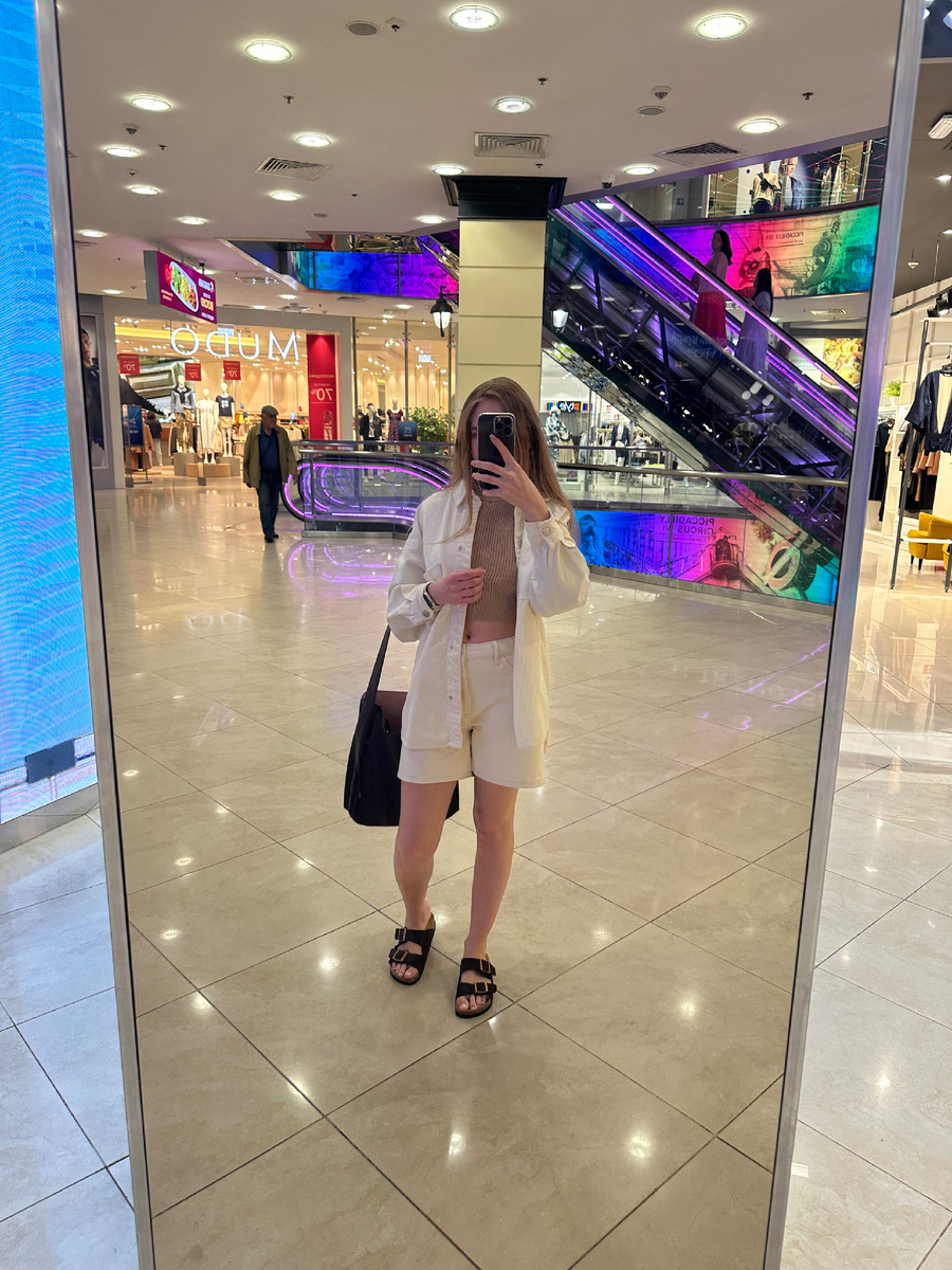 На фото почти пустующий ТЦ Европейский в г. Москва, раньше был очень популярным и считался чуть ли не элитным, но все изменилось 🥲