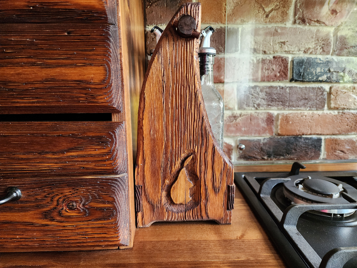 Чудо-сундучок для бутылок с фамильным "логотипом"