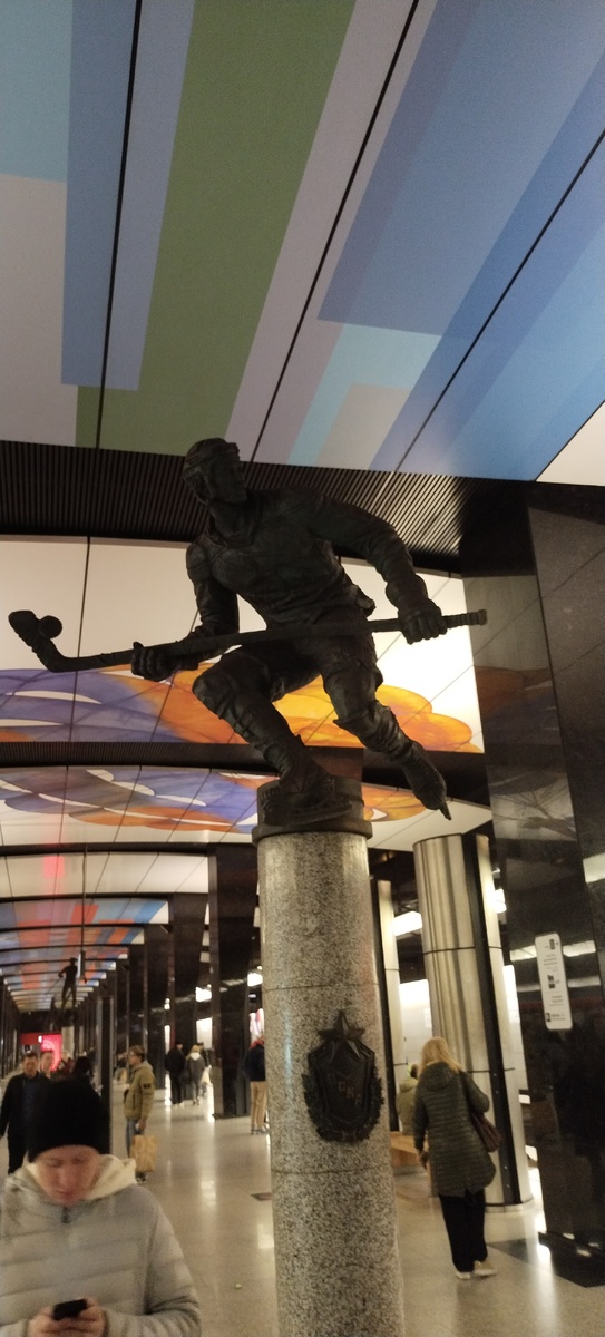Фото автора. На станции метро скульптура хоккеиста.