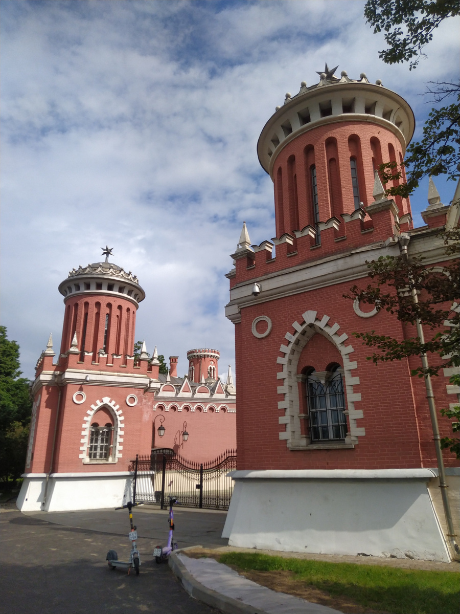 Петровский путевой дворец на Ленинградском проспекте