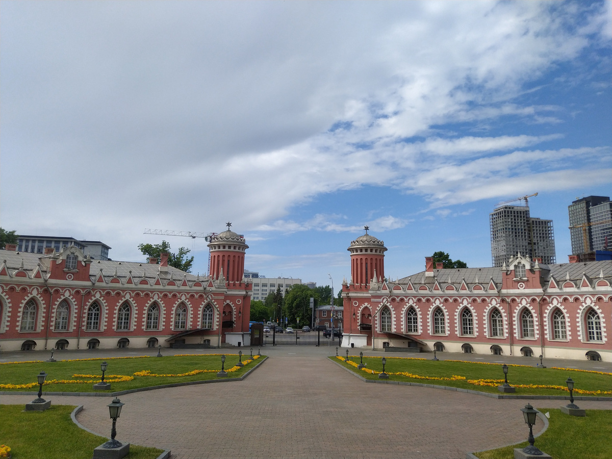 Петровский путевой дворец на Ленинградском проспекте
