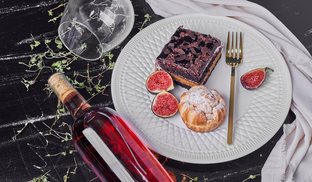     Магазинный десерт и бутылка вина: неожиданные сочетания, которые удивят подруг