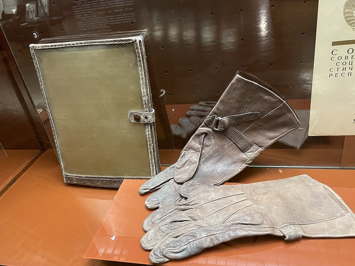   Планшет и лётные перчатки Ивана Кожедуба, 1940-е. Фото: AnatolyPm собственная работа по лицензии CC BY-SA 4.0
