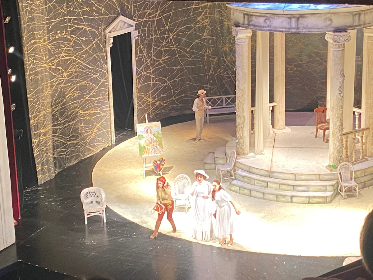 Ольга в гусарских штанах. Фото автора.