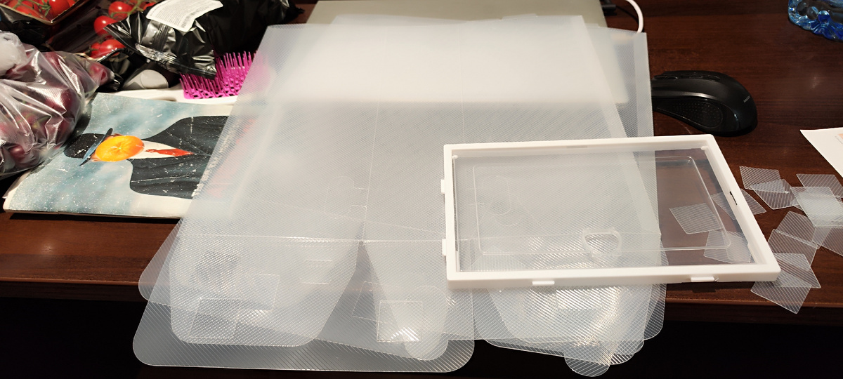 Вот так выглядят коробки до сборки. Отдельно - пластиковая часть коробки, отдельно - крышки.