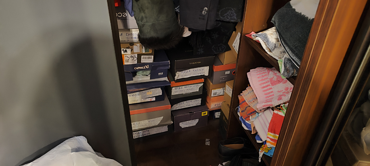 Во так выглядел шкаф с обувью до начала разбора.