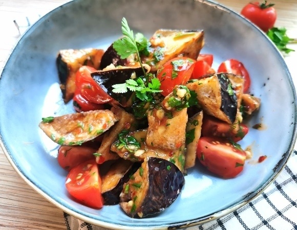 Салат “Лаззат” с хрустящими баклажанами: секрет ресторанного блюда кроется в кукурузном крахмале