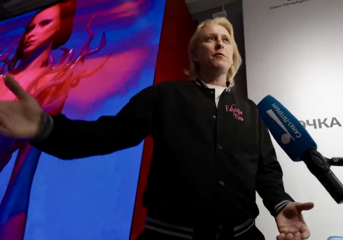 Дмитрий Веларди и платье-корсет на афише Fashion Flow 