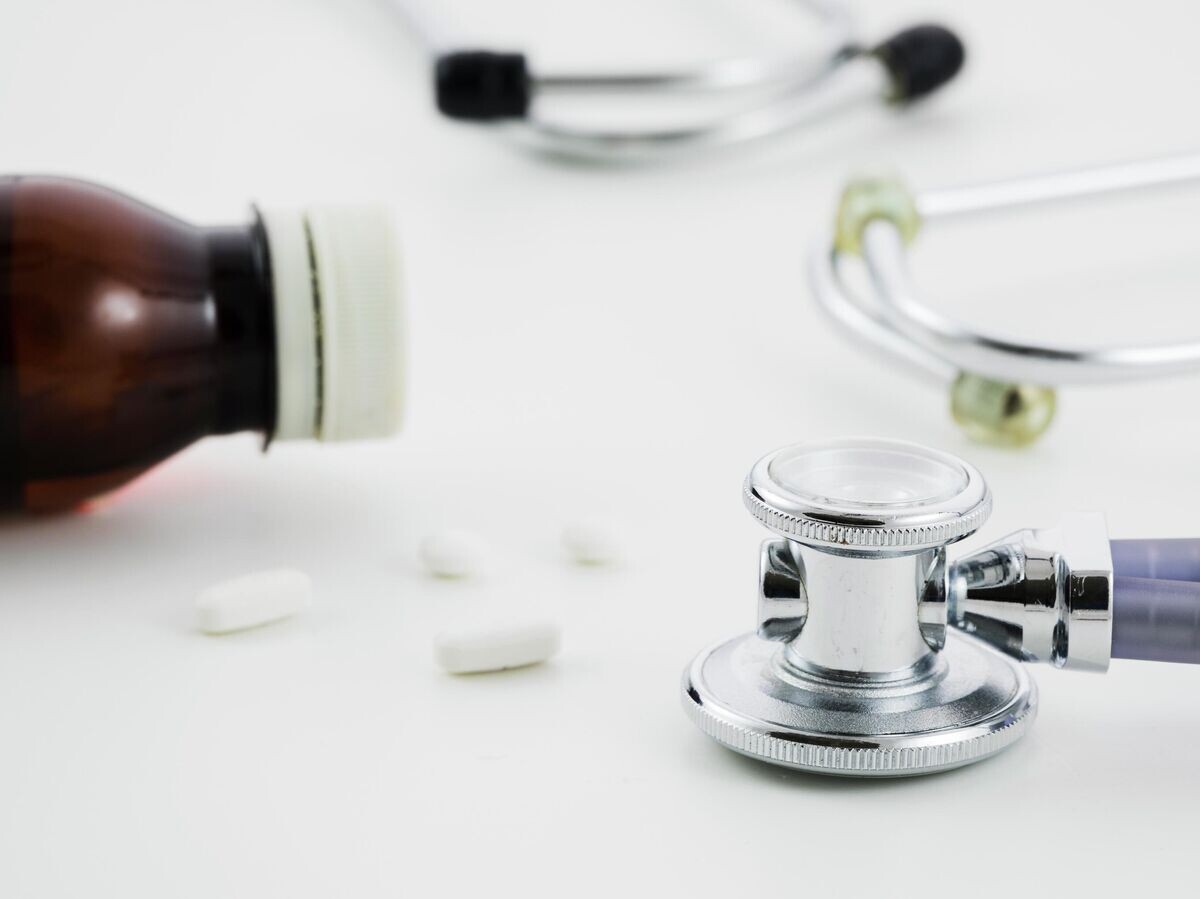    Лекарственные препараты и стетоскоп© Фото : Freepik