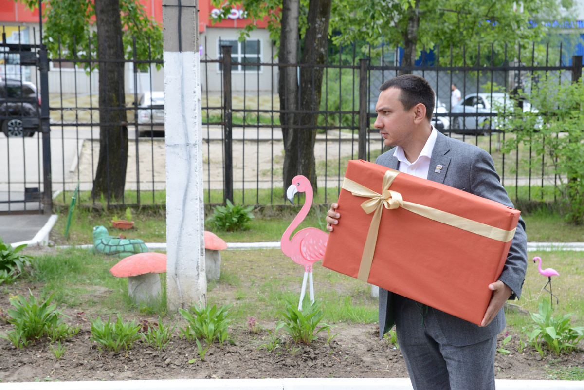 В рамках совместно проведенного с коллегами из региональных отделений Российского Детского Фонда и ВОРДИ Дня защиты детей, депутат государственной думы Максим Иванов посетил детский дом номер 6 в Хабаровске с целью организовать для его воспитанников незабываемое торжественное мероприятие и побеседовать на темы летнего отдыха. 