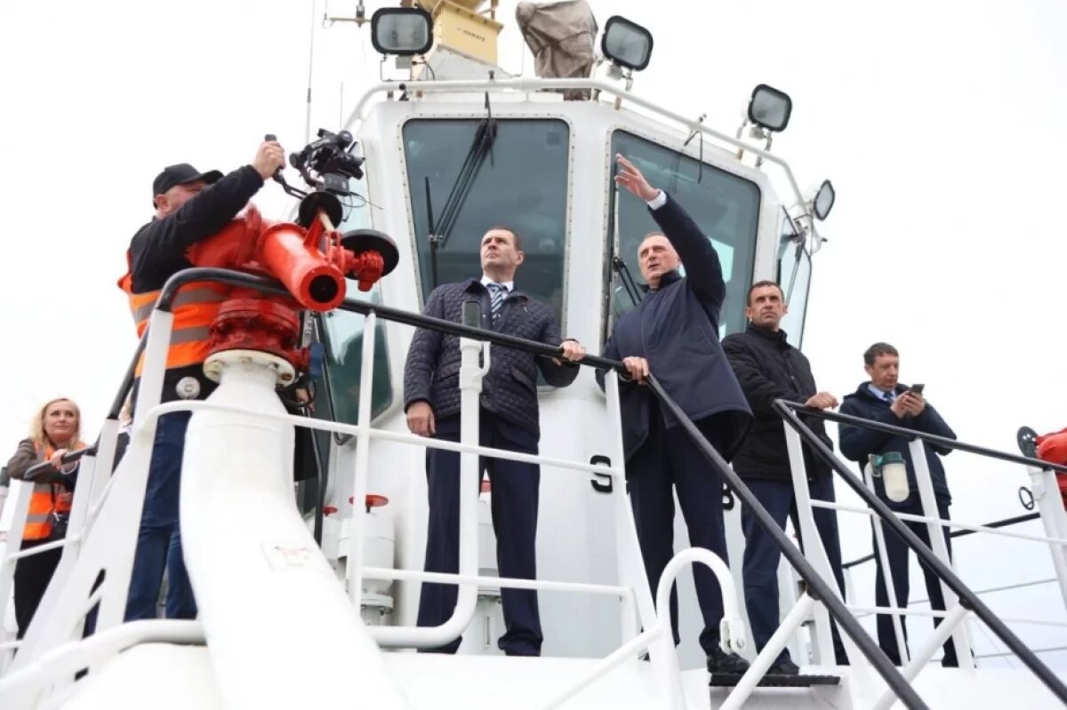    Демешин осмотрел работу терминала ДТУ перед запуском новой мощности порта