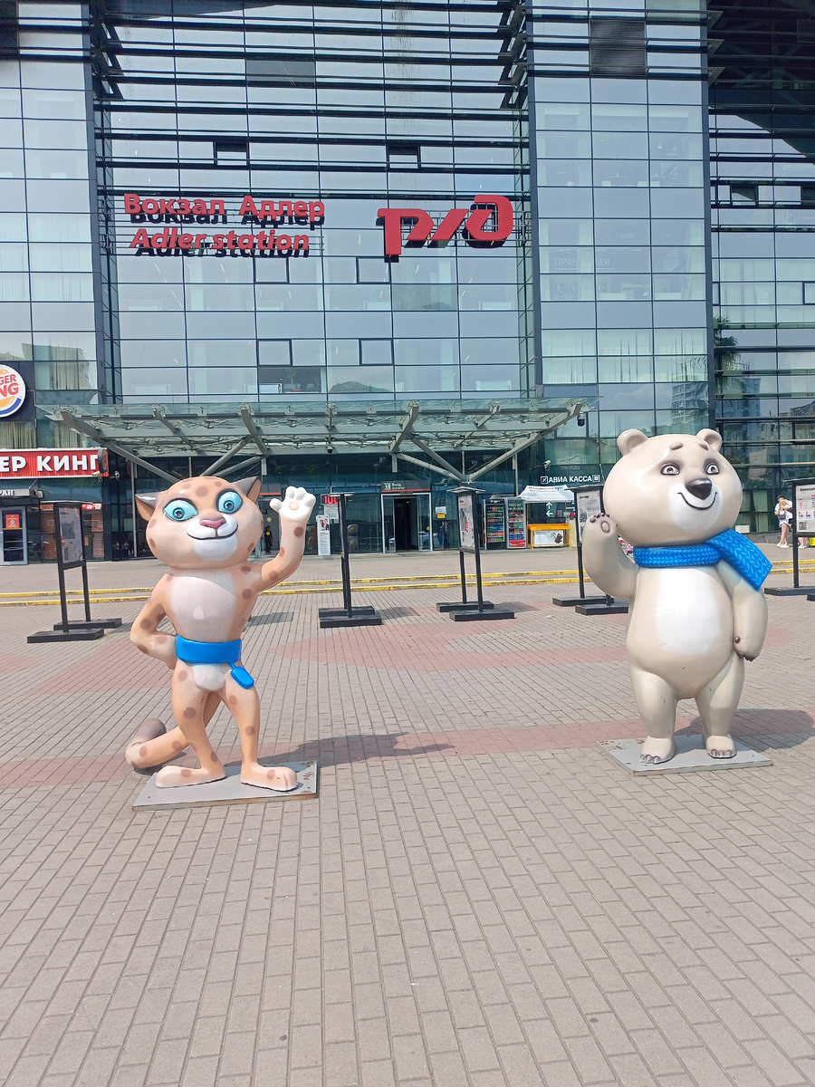 А эти товарищи встречают путешественников у входа в вокзал...