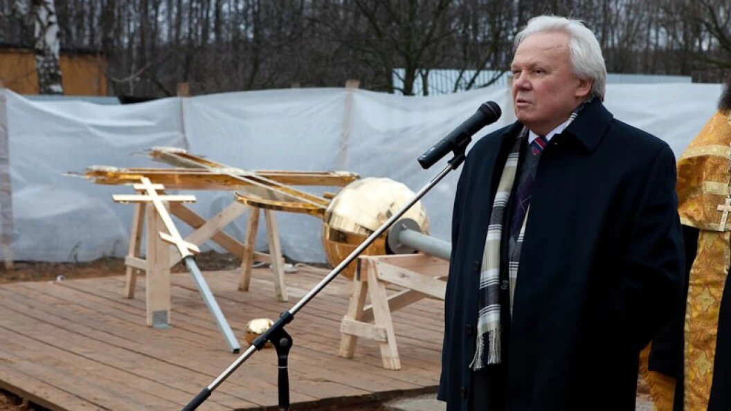    В. И. ДОБРЕНЬКОВ НА ВОЗДВИЖЕНИИ КРЕСТОВ НА КУПОЛА ХРАМА, С. ГОВОРОВО. 2010 ГОД. ФОТО: Ю. МАКОВЕЙЧУК. ИЗ АРХИВА МИХАИЛА ТЮРЕНКОВА