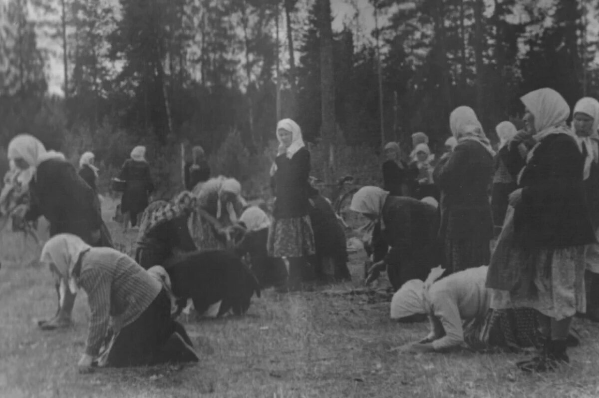    Поминовение ''древних'' предков на урочище Важ Чазёво, Косинский р-н, 1964 г