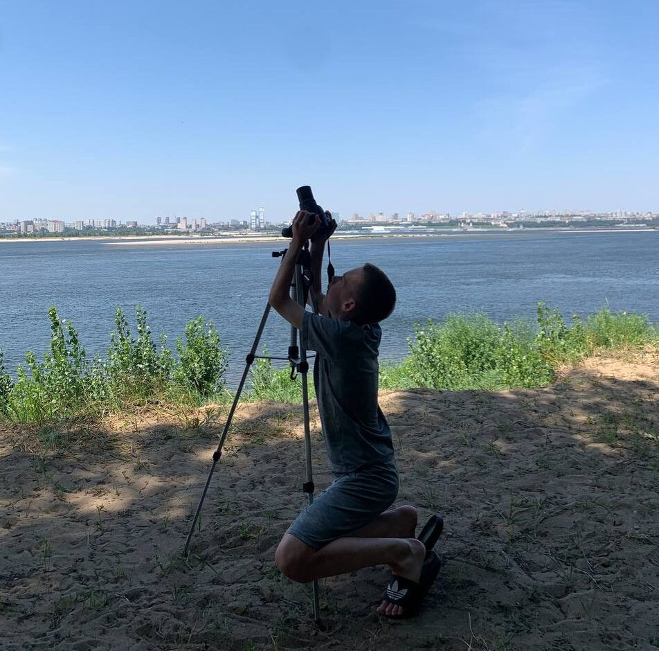    Мальчик фотографирует из самых разных точек. Фото: телеграм-канал GlebPobeda