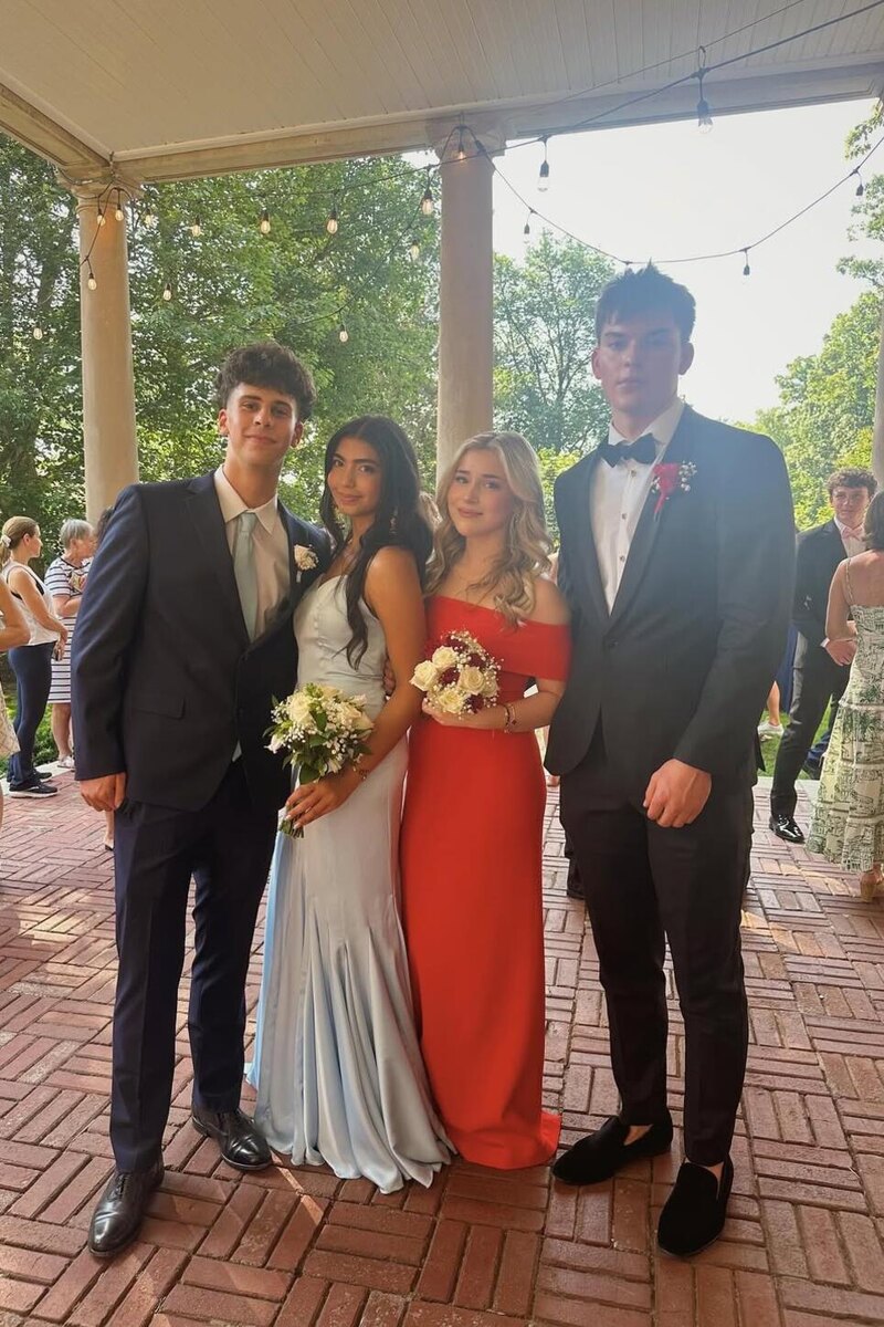    Микелла Абрамова с друзьями