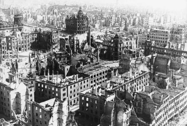 Разрушенный Дрезден, 1945 г. © CC BY-SA 3.0 / German Federal Archives / Wikimedia