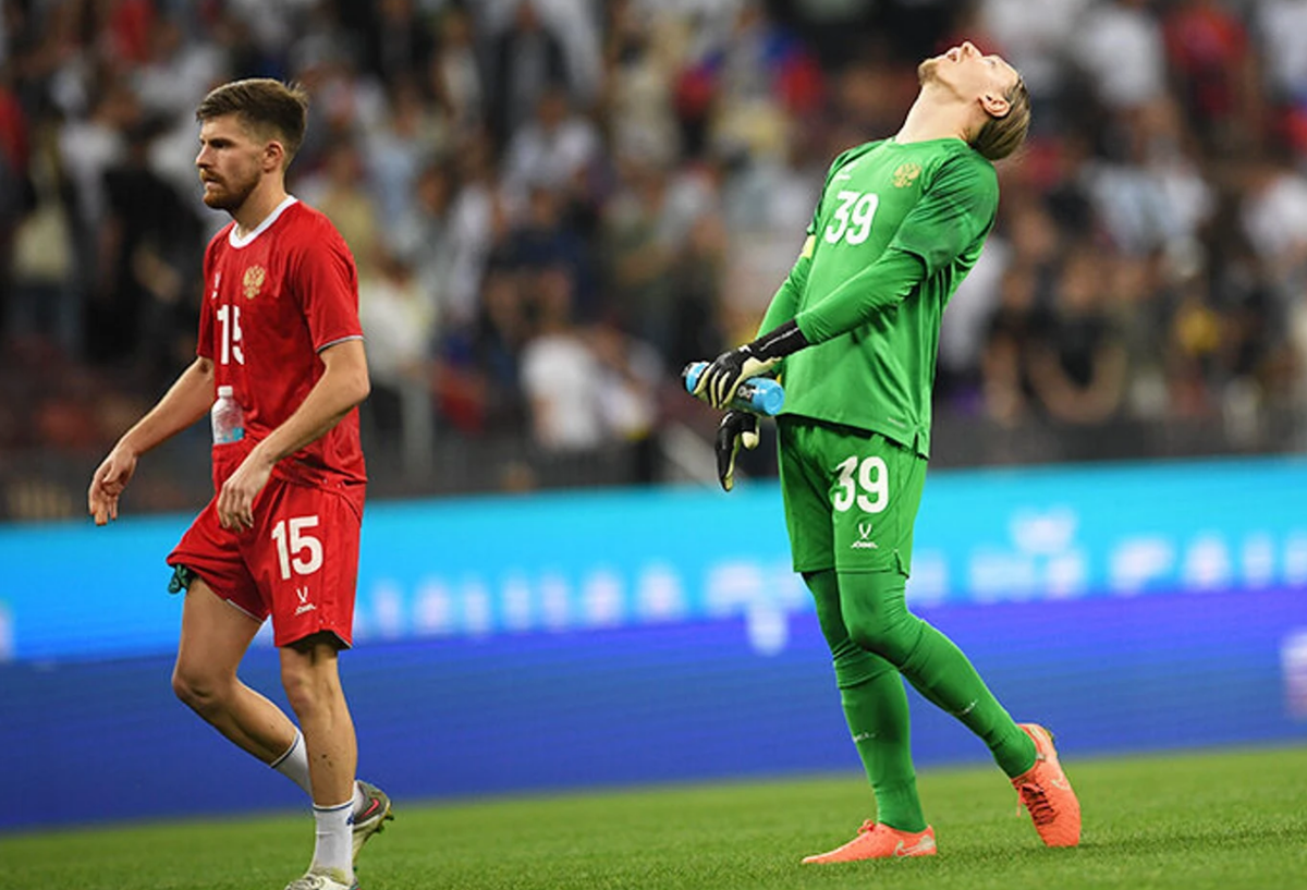Матвей Сафонов совершил "голевую" ошибку в матче с Нигерией. Фото: соцсети