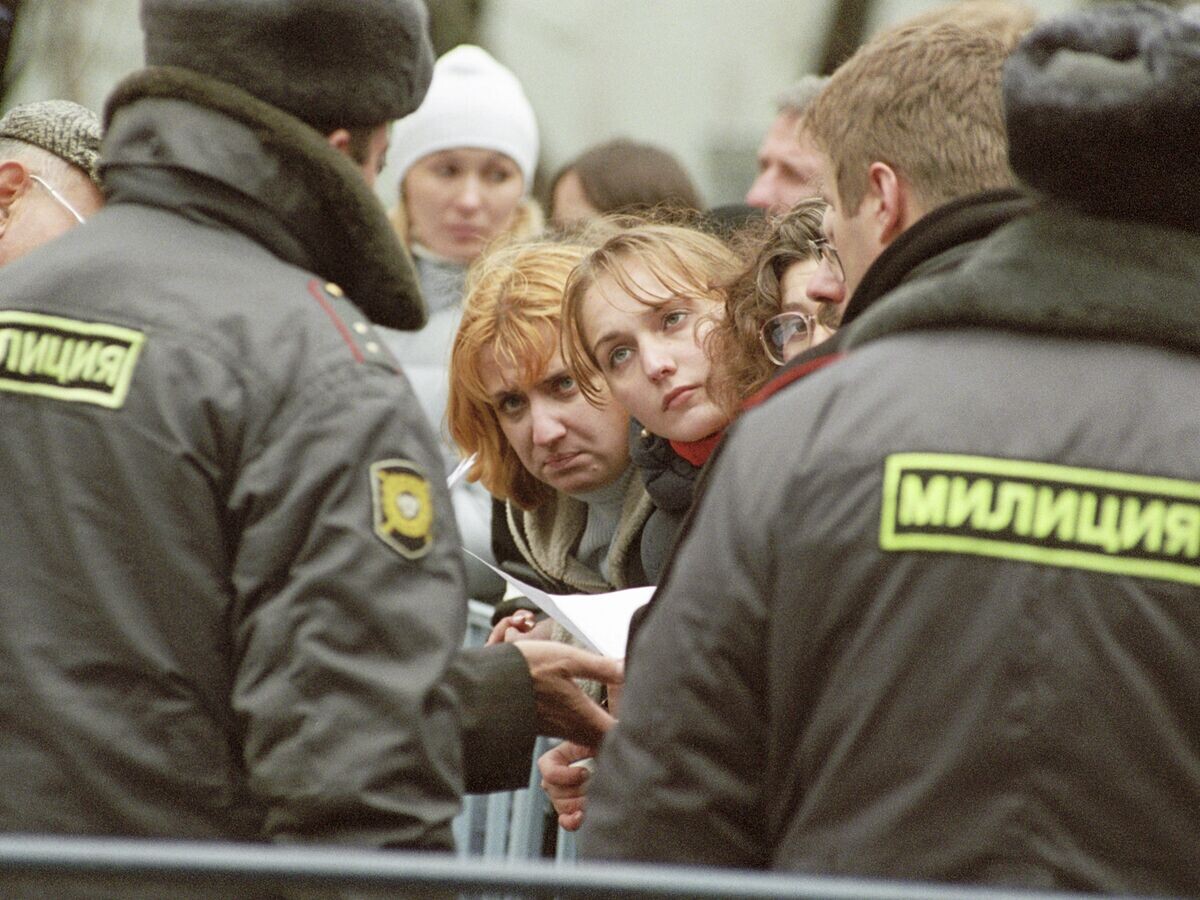    Милицейское оцепление сдерживает родных и близких заложников возле Театрального центра на Дубровке© РИА Новости / Александр Поляков