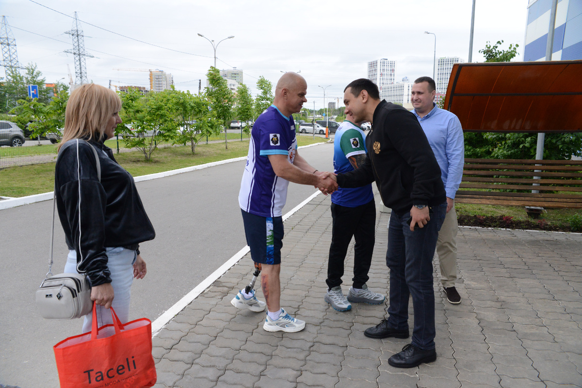 Встреча у входа, депутат Государственной думы Максим Иванов и участники соревнований.
