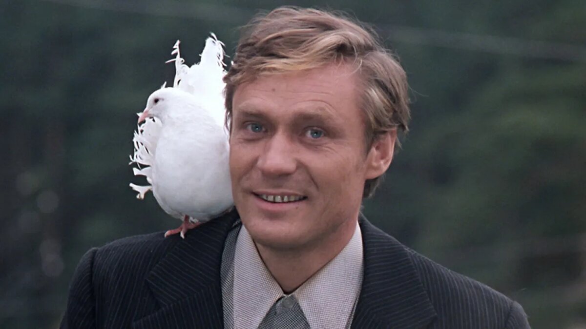 Кадр из фильма "Любовь и голуби" (1984).