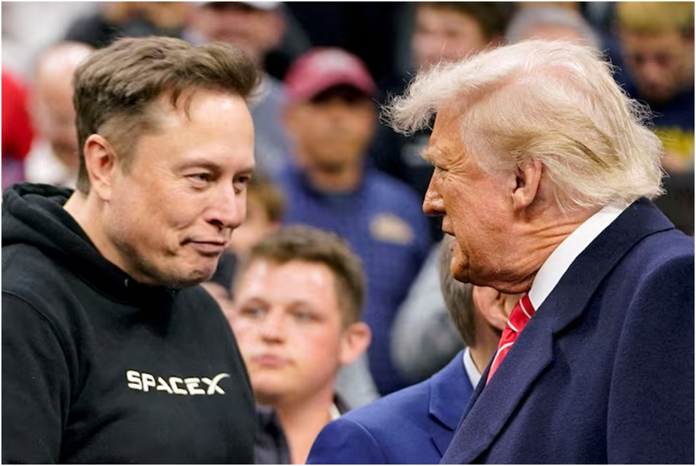 Илон Маск приветствует президента США Дональда Трампа на чемпионате Национальной ассоциации студенческого спорта по борьбе среди мужчин в Филадельфии, штат Пенсильвания, США, 22 марта 2025 года. REUTERS/Nathan Howard/File Photo