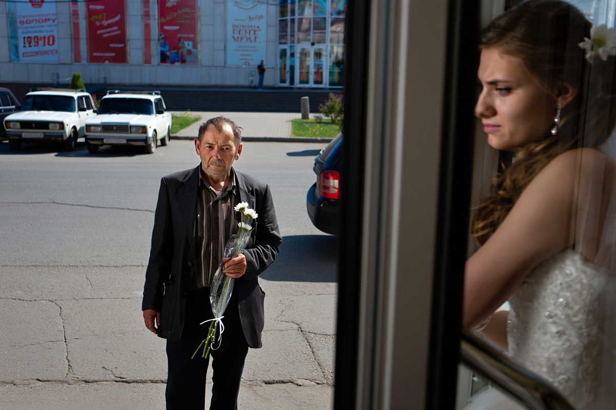 Отец пришёл на мою свадьбу спустя 30 лет. Но я не пустила его в зал
