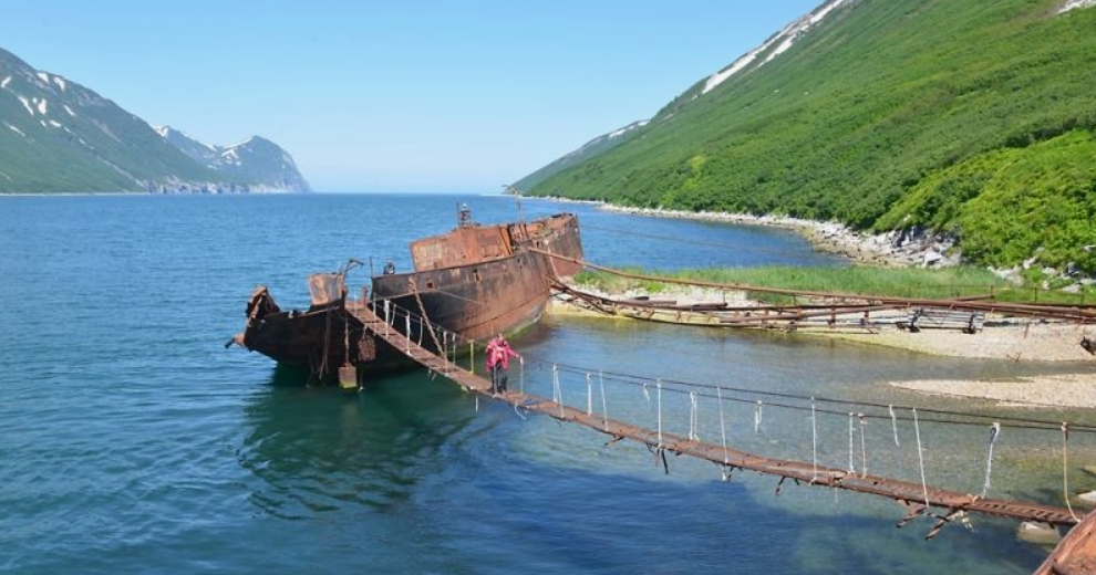 Бухта Русская. Терминал с трубопроводом пресной воды.  Фото:  idilesom.com