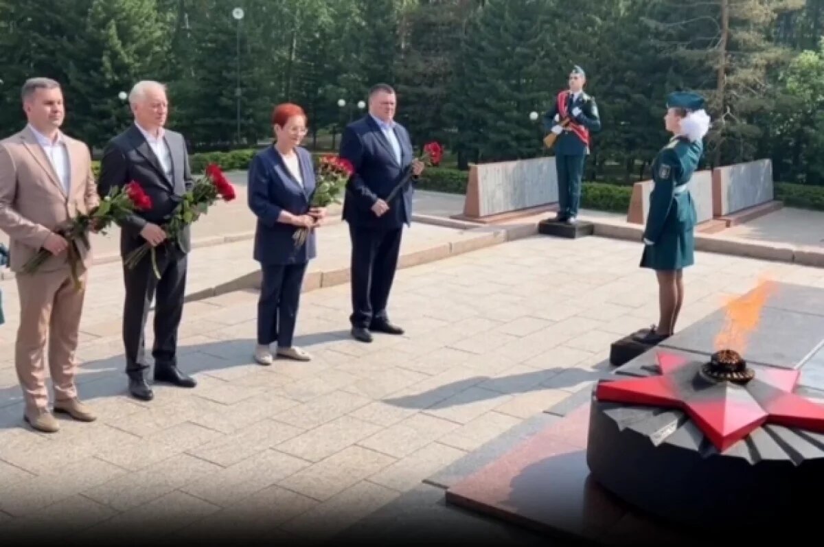    Губернатор Томской области возложил цветы к мемориалу в День города