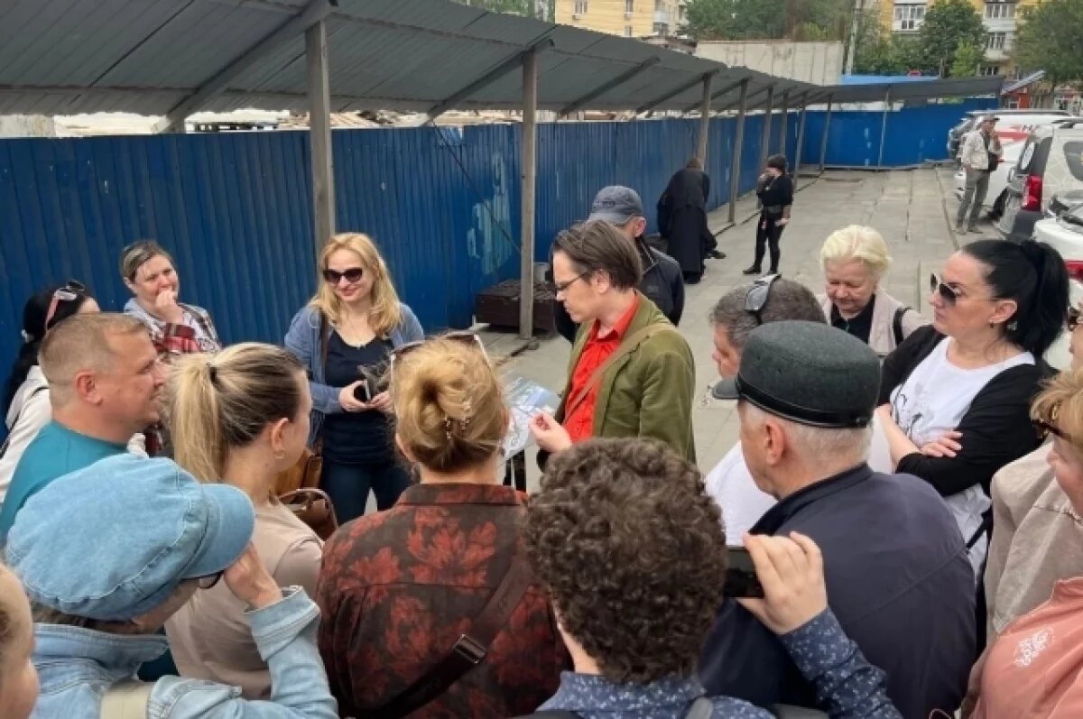    Соавтор одного из проектов Александр Ломтев показал разработку жителям района.