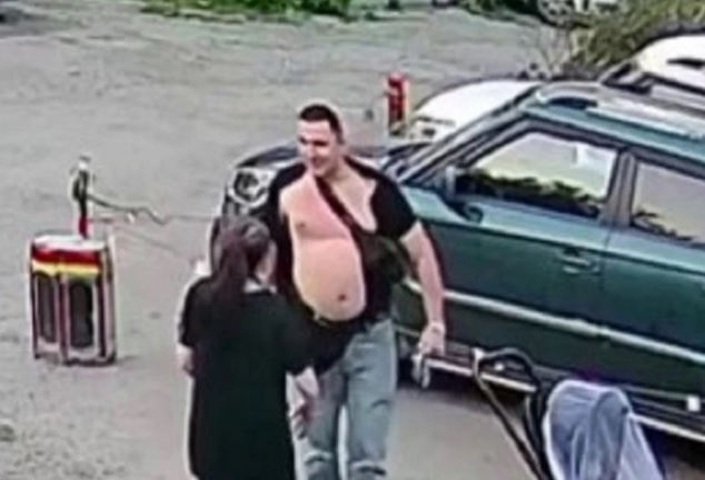 Причина ссоры - эскимо за 50 рублей. Фото: скрин с видео с камеры наблюдения