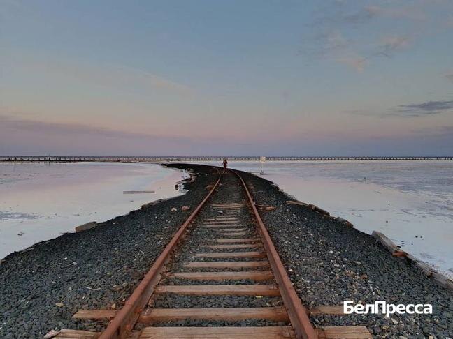 Рельсы на Баскунчаке постоянно перемещают, чтобы иметь доступ к новым залежам соли / Фото: Анастасия Состина