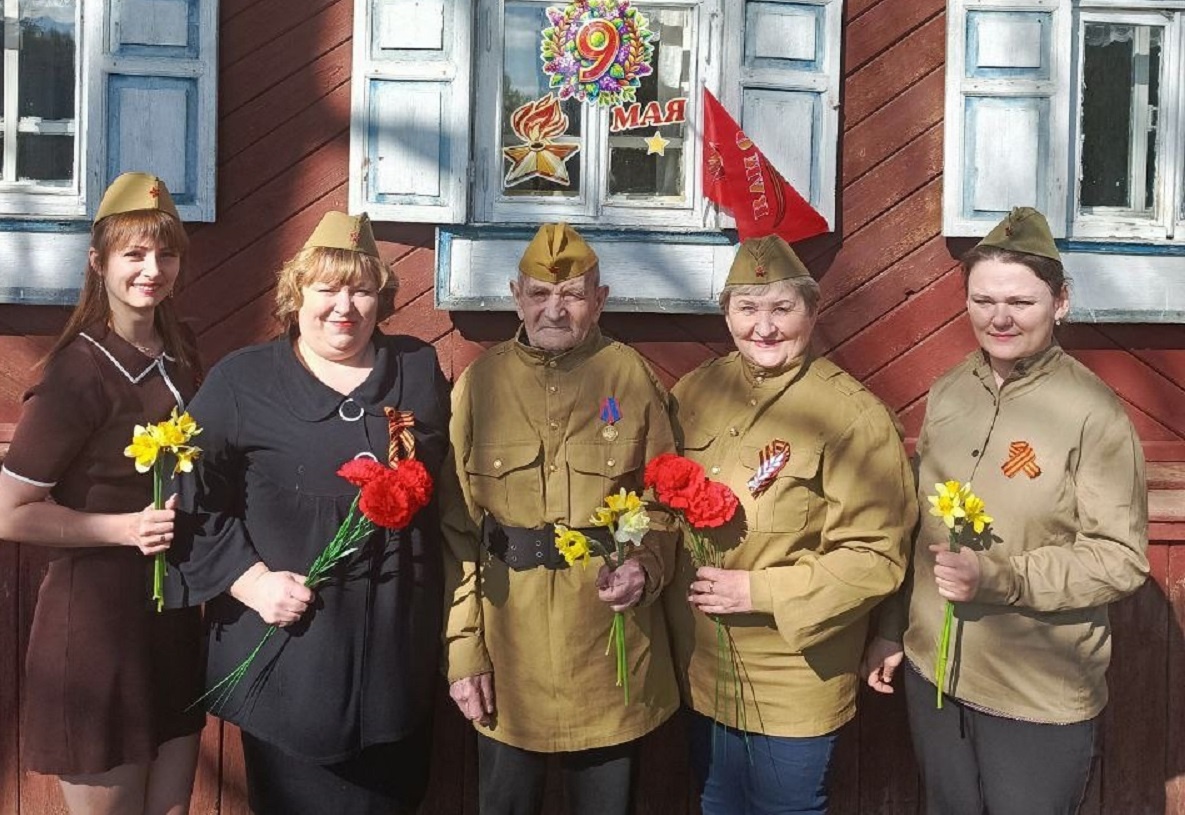    В честь Дня Победы для Митрия Тюрина соцработники провели специальный праздник