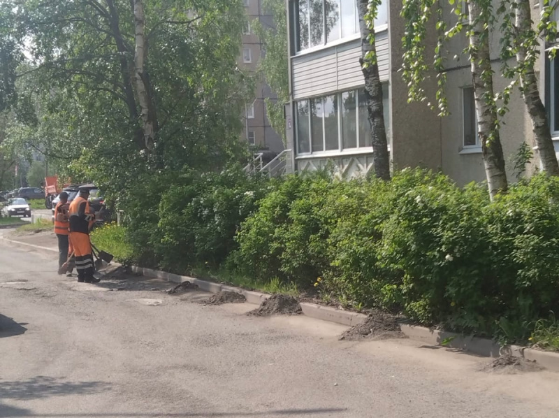    Дорожники пылесосят тротуары ПетрозаводскаАдминистрация Петрозаводска