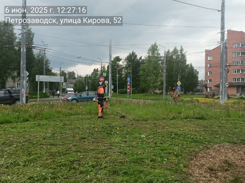    Дорожники пылесосят тротуары ПетрозаводскаАдминистрация Петрозаводска