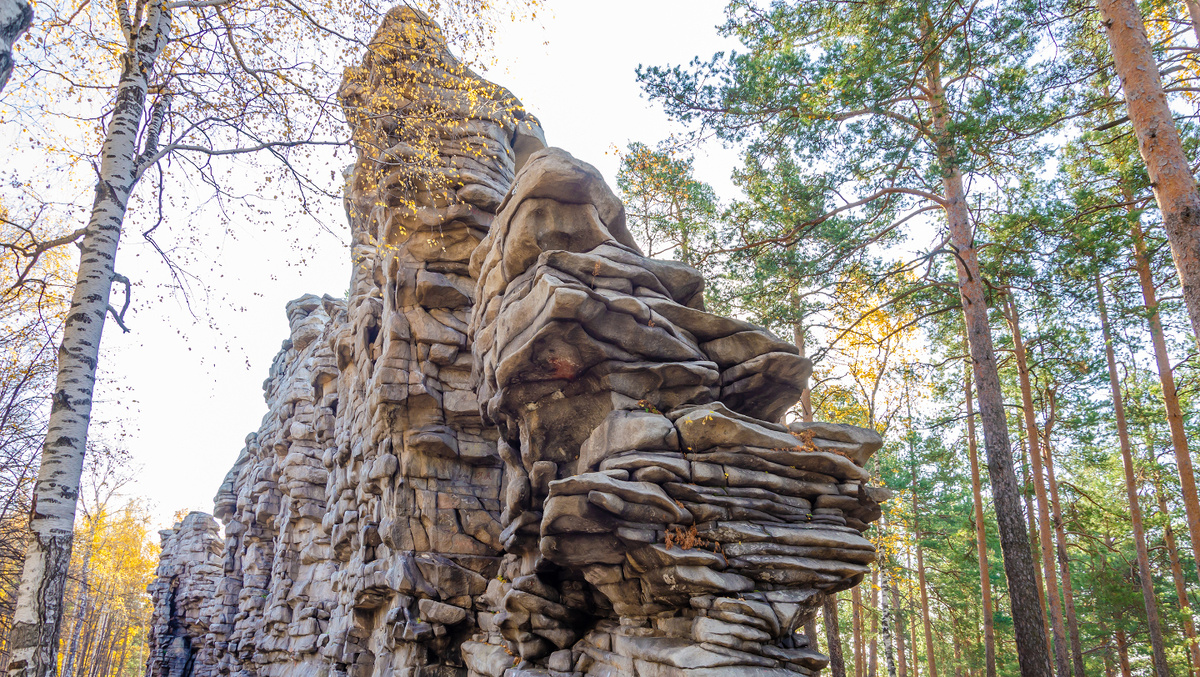     Фото: sergey lavrishchev/Shutterstock/FOTODOM  Есть одна легенда, согласно которой жили братья с сестрой. Были нелюдимы, зажиточны, за что люди их не любили. Они и ушли от племени, а люди их прокляли. Вот и застыли они, обратившись в камни