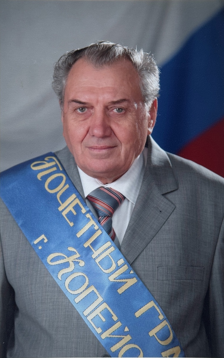 В эпоху, когда бизнес-проекты часто живут не дольше молочного продукта на полке, его история кажется почти невероятной. 55 лет у руля молокозавода — не просто карьера, а настоящая сага о преданности делу, которое стало делом всей жизни. Александр Николаевич Балмашнов, бессменный директор копейского предприятия молочной продукции, — живая легенда пищевой промышленности Южного Урала. Этот человек сумел не только сохранить предприятие в сложных исторических условиях, но и значительно укрепить его позиции, превратив завод в одного из лидеров отрасли.