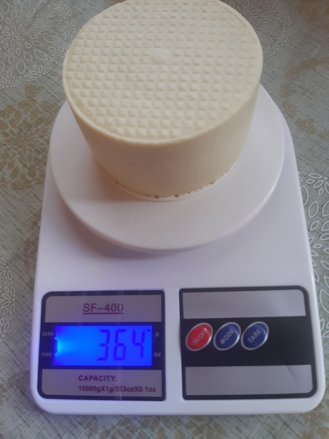 Это свежий сыр, далее засолка и созревание