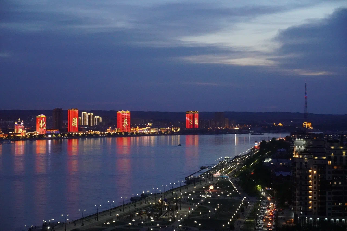 Думаю рассказывать, где Китай, а где Благовещенск не надо? Все наглядно видно...