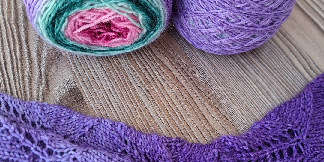 Ажурные носки из пряжи с градиентным окрашиванием (самокрас)