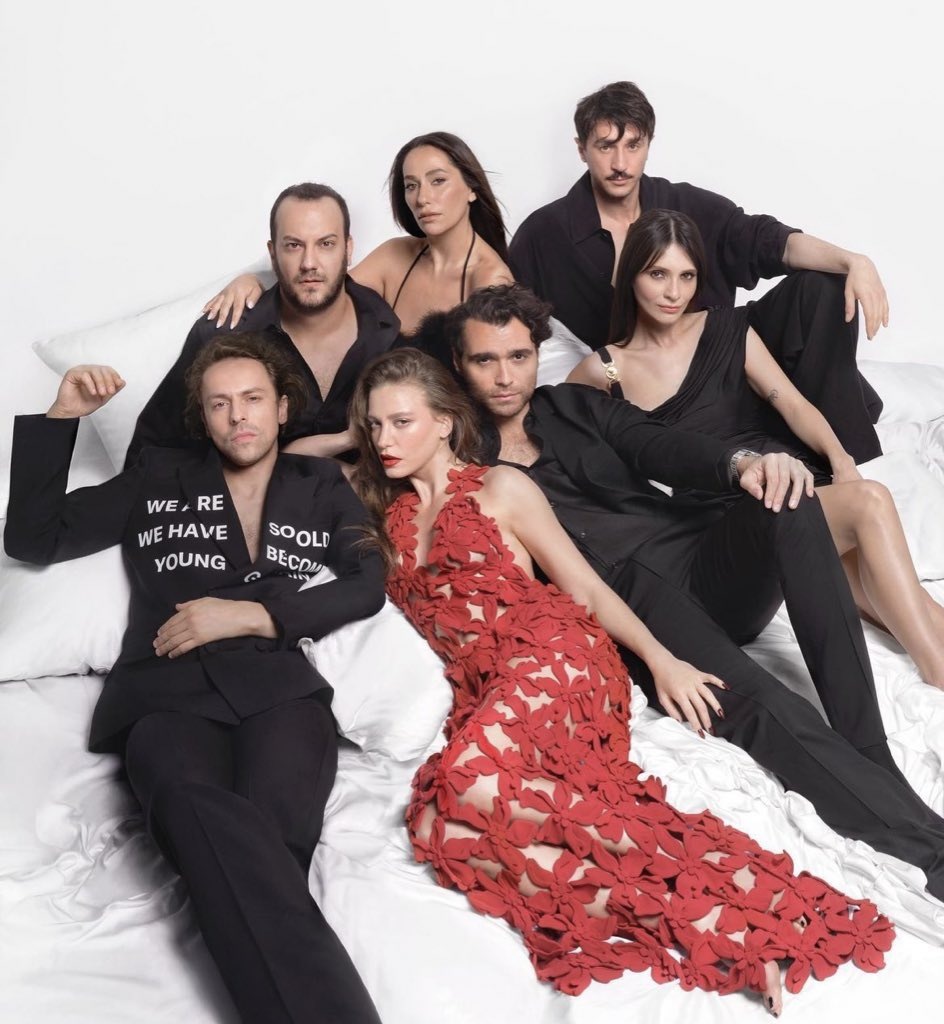 Вам этот постер не напоминает «Сплетницу»?) 