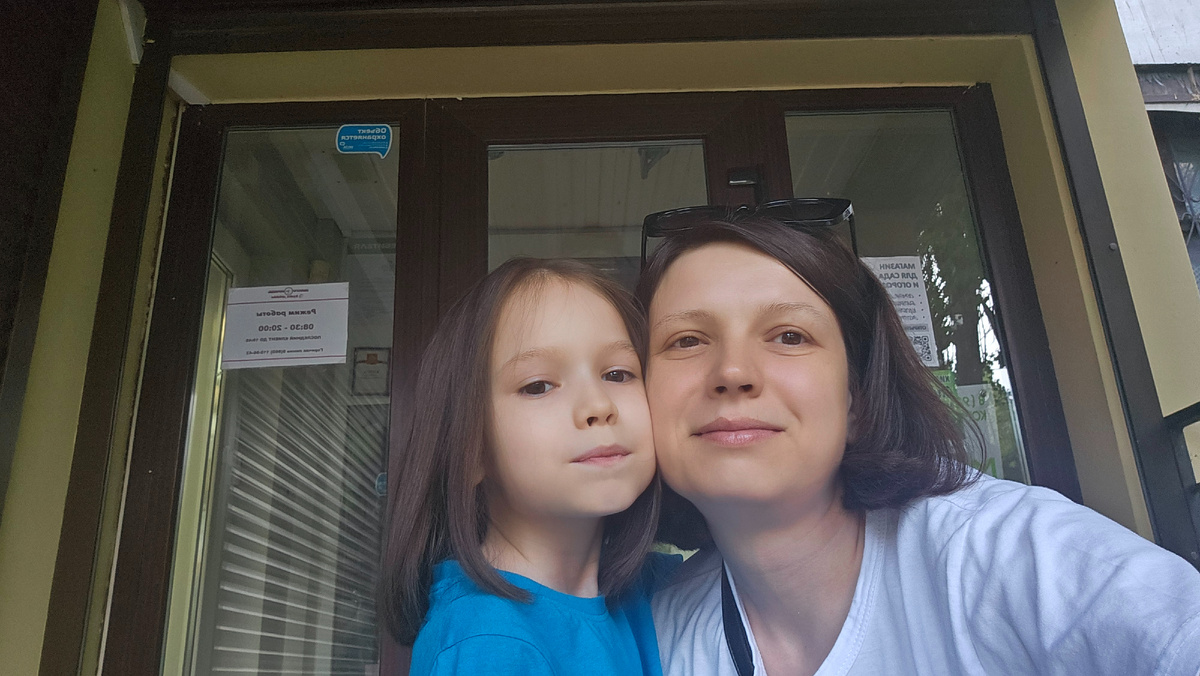 Уговорила дочку подстричься. Теперь довольная! Никаких кос и слёз).