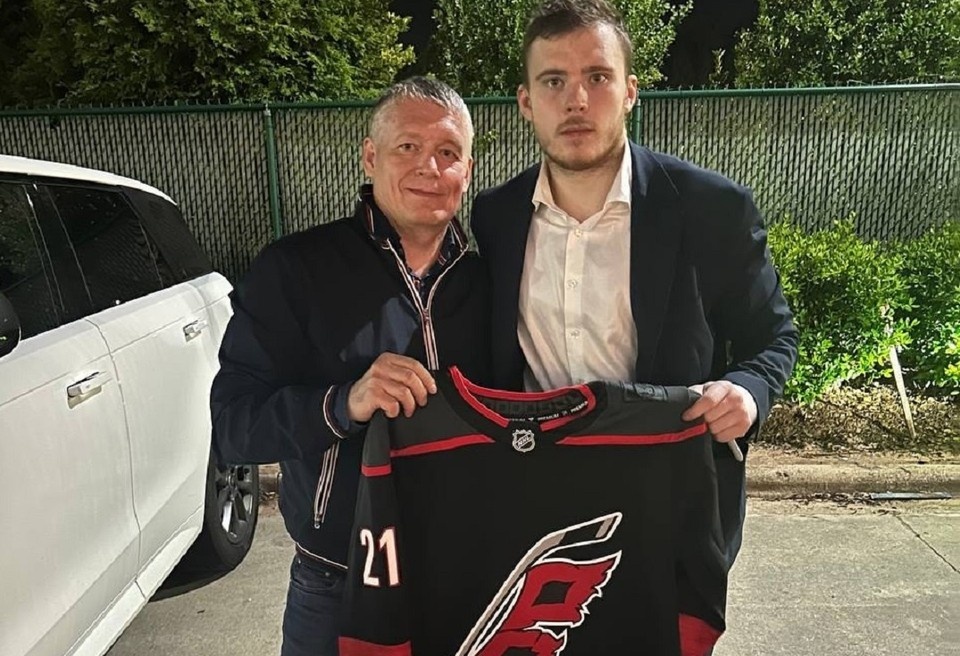    Президент Федерации хоккея Пермского края Алексей Чикунов и игрок команды НХЛ «Каролина Харрикейнз» Александр Никишин.