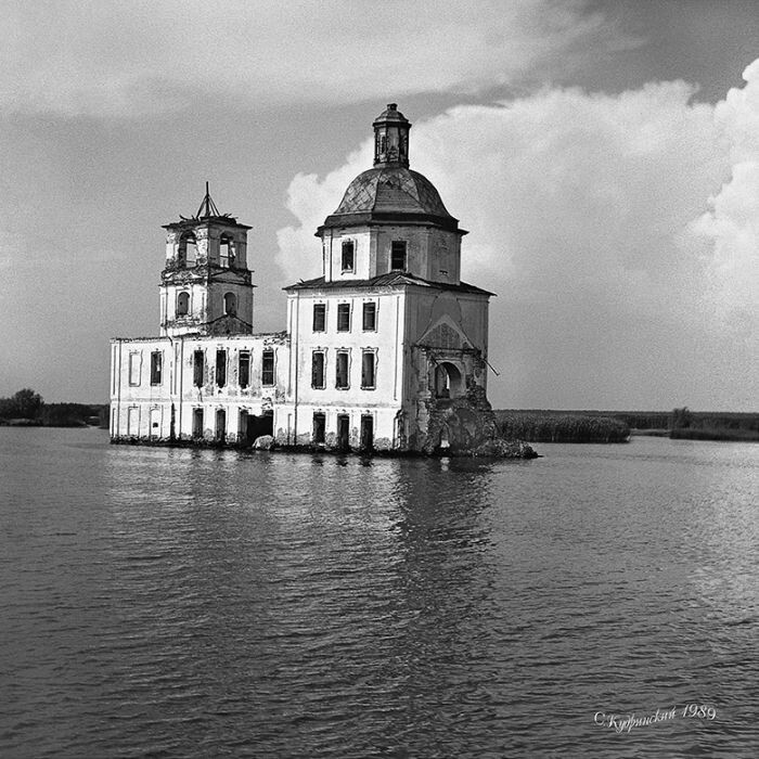 Церковь Рождества Христова в затопленном селе Крохино. Фото: Станислав Кудринский. 1989 год